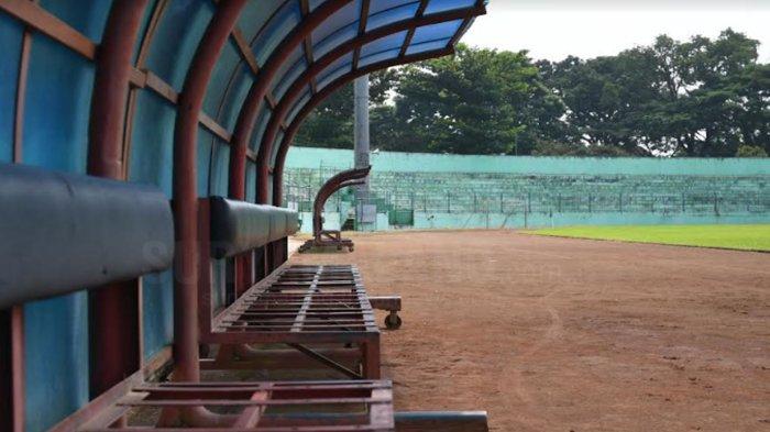 Kondisi bangku untuk pemain cadangan di stadion Gajayana Malang yang memprihatinkan, Jumat (5/5/20223). 