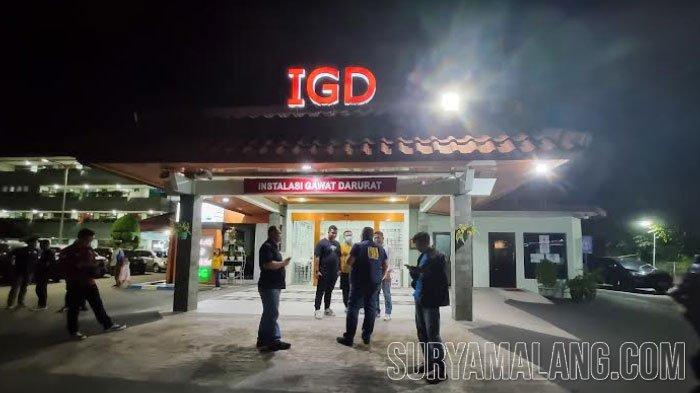 SUPORTER NGAMUK - Kondisi depan IGD RS Semen Gresik, Minggu (19/11/2023) malam