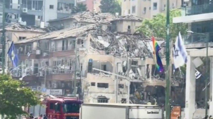 LULULANTAK : Gedung-gedung ambruk setelah rudal Iran menghujani Kota Tel Aviv di Israel pada Kamis (19/6/2025) siang. Eskalasi perang Iran vs Israel makin memanas hingga KBRI Teheran menyatakan siaga 1 bagi WNI. Mulai hari ini, pemerintah Indonesia mengevakuasi WNI yang ada di Iran dan Israel melalui jalur darat.