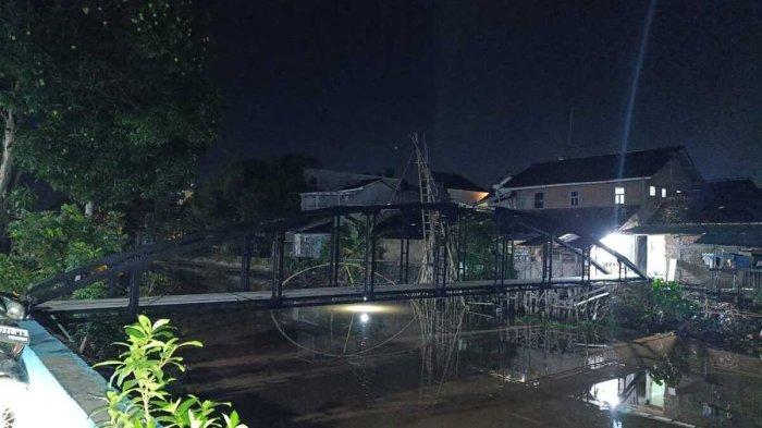 Kondisi jembatan senilai Rp 250 juta yang dibangun satu keluarga penghuni bantaran Sungai Kanal, Kelurahan Demaan, Kabupaten Jepara, Jawa Tengah, Selasa (19/11/2024).(DOKUMEN BHABINKAMTIBMAS DEMAAN)
