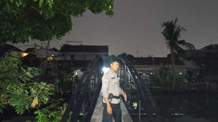 Kondisi jembatan senilai Rp 250 juta yang dibangun satu keluarga penghuni bantaran Sungai Kanal, Kelurahan Demaan, Kabupaten Jepara, Jawa Tengah, Selasa (19/11/2024).(DOKUMEN BHABINKAMTIBMAS DEMAAN)