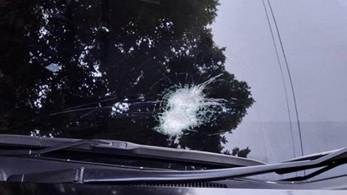 Kondisi kaca mobil Gus Mujib yang pecah usai dilempar benda oleh orang tak dikenal