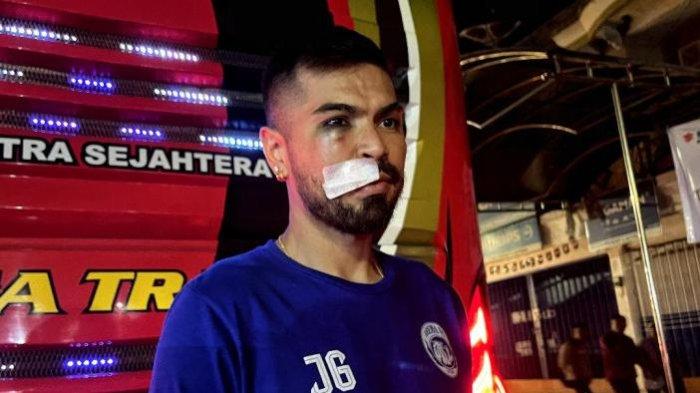Kondisi pemain Arema FC, Julian Guevara, pasca-cedera saat melawan Dewa United dalam laga pekan pertama Liga 1 2024/2025 di Stadion Soepriadi, Kota Blitar, Senin (12/8/2024). Arema FC harus berbagi poin dengan Dewa United dengan skor akhir 0-0.