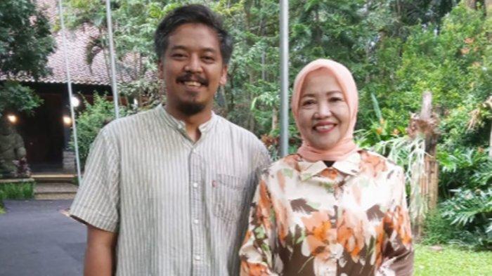 Kresna Dewanata Phrosakh saat berfoto bersama Bu Nyai Latifah Shohib (kanan) saat berkunjung ke kediaman Rendra Kresna , Kamis (25/4/2024)