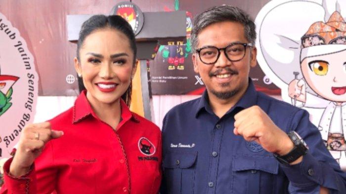 Kris Dayanti dan Dewa saat mendaftar sebagai Cawali-Cawawali di KPU Batu, Rabu (28/8/2024).
