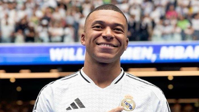 Kylian Mbappe diperkenalkan Real Madrid sebagai pemain anyar di Stadion Santiago Bernabeu, Madrid, Selasa (16/7/2024).