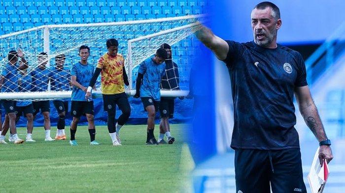 LATIHAN AREMA FC - Para pemain (KIRI) mengangkat gawang saat sesi latihan di Stadion Batakan