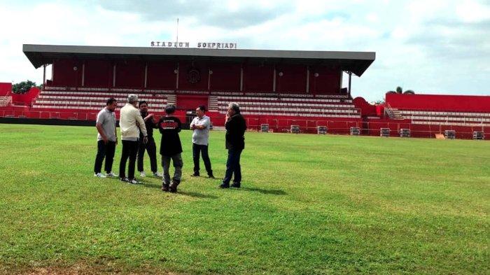 Kondisi lapangan di stadion Soepriadi Kota Blitar, Rabu (8/8/2024). Nampak LED perimeter disiapkan untuk dipasang di tepi lapangan, di depan tribune