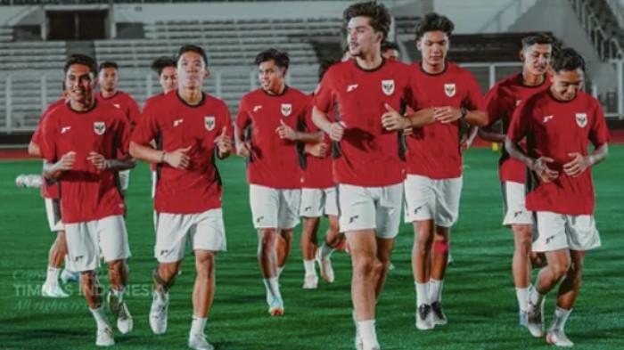 TIMNAS INDONESIA U23 - Wakil Arema FC,  Brandon Scheunemann (paling depan) membela Timnas Indonesia U23 menjalani sesi latihan (KANAN). Berlangsung di Stadion Utama Gelora Bung Karno (SUGBK), link live streaming Timnas Indonesia U23 Vs Filipina hari ini, Jumat (18/7/2025) laga hidup mati bagi garuda muda untuk menentukan posisi puncak klasemen sementara. 