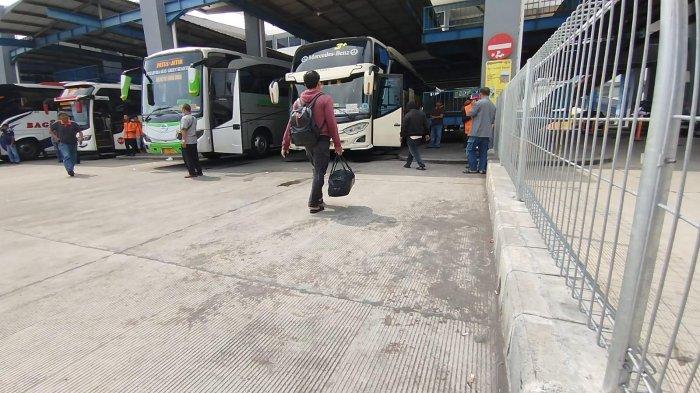 LOKASI PENGEROYOKAN - Titik jalur keberangkatan bus di Terminal Arjosari Kota Malang yang menjadi lokasi kejadian pengeroyokan saat didatangi SURYAMALANG.COM, Jumat (27/6/2022). Diketahui, seorang anggota TNI AL menjadi korban pengeroyokan orang tak dikenal saat berada di jalur keberangkatan bus Terminal Arjosari.
