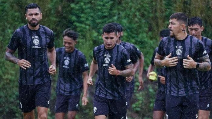 Arema FC saat latihan di Lapangan ARG Soccer Field Lawang, Malang, jelang menjamu Persebaya Surabaya. Laga Arema FC vs Persebaya digelar di Stadion Kapten I Wayan Dipta, Bali, Rabu (27/4/2024).