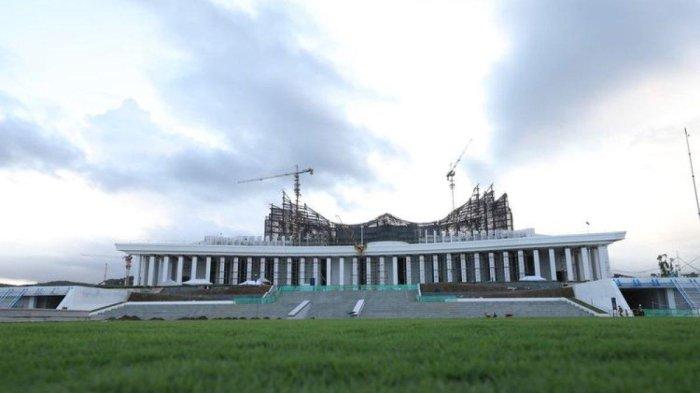 Lapangan Upacara dengan latar Istana Negara dan Kantor Presiden di Kawasan Inti Pusat Pemerintahan (KIPP), Ibu Kota Nusantara (IKN). (OIKN)