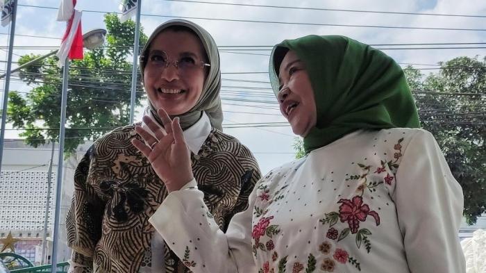 Dra Hj Lathifah Shohib didampingi anggota DPR RI terpilih Periode 2019-2024, Arzeti Bilbina, saat mendaftar sebagai Bakal Calon Bupati Malang di kantor DPC PKB Kabupaten Malang, Senin (20/5/2024).