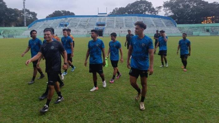 Latihan perdana Arema FC menyambut kompetisi Liga 1 2024/2025 di Stadion Gajayana, Kota Malang, Senin (24/6/2024).