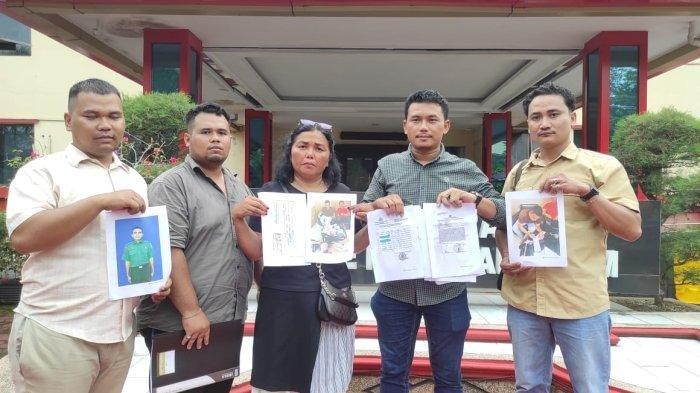 Lestina Barus, bersama tim kuasa hukumnya saat diwawancarai di Polda Sumut, Selasa (25/6/2024). Ia menjadi korban dugaan penipuan modus masuk taruna akademi kepolisian dan perwira karir TNI sebesar Rp 4 Miliar. ()