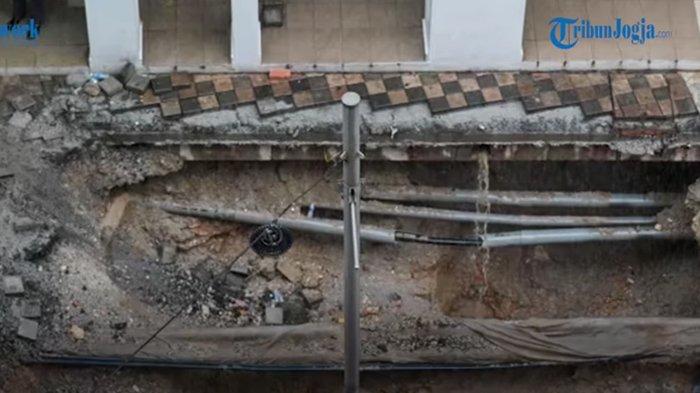 Lubang trotoar ambles seorang turis tertelan jalan 5 hari belum ditemukan