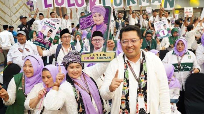 Calon Gubernur dan Wakil Gubernur Jawa Timur Luluk Nur Hamidah-Lukmanul Khakim berpose foto dengan mengangat jari 1 pasca resmi mendapatkan nomor urut 1, Senin (23/9/24). 