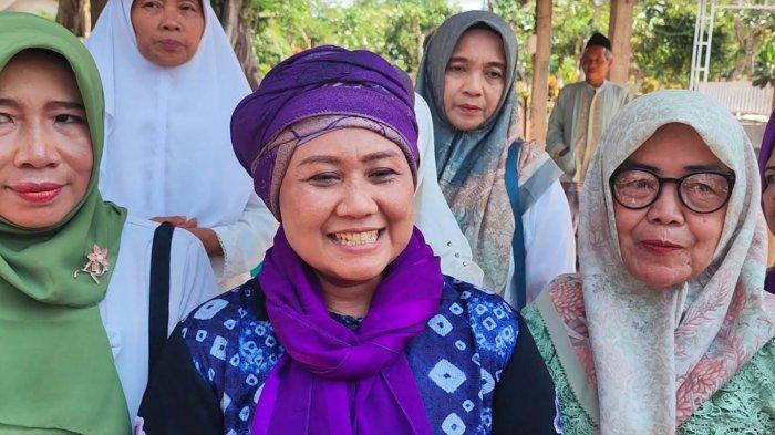 Calon Gubernur Jawa Timur, Luluk Nur Hamidah saat Ziarah ke Makam Mbah Mesir di Desa Semarum, Kecamatan Durenan, Kabupaten Trenggalek, Rabu (2/10/2024).