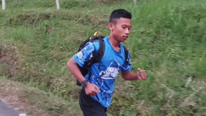 M Alif Fathurrohman (17) pelajar di Jember yang lari sejauh 5 kilometer untuk bisa sekolah