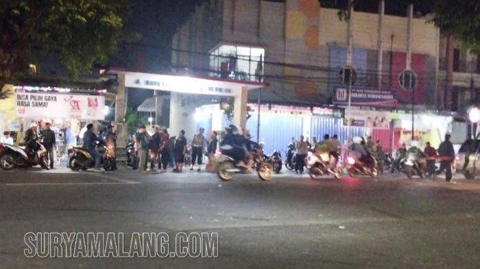 MAHASISWA BARBAR - Suasana Jalan Raya Tlogomas, Kota Malang pada Minggu (25/6/2023) malam. Sebelumnya, di lokasi ini terjadi aksi sweeping oleh sekelompok massa. Ini buntut dari tewasnya mahasiswa asal NTT yang dkeroyok teman-temannya sesama pemabuk.