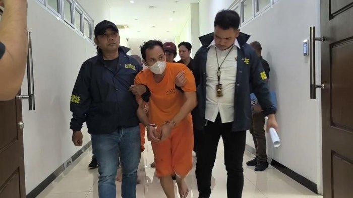 MALING DITEMBAK POLISI - Tersangka ganjal kartu ATM diringkus Satreskrim Polres Gresik. Para tersangka ditampilkan dalam press release di Mapolres Gresik, Senin (23/6/2025). Tiga dari lima tersangka ditembak karena melawan saat ditangkap.
