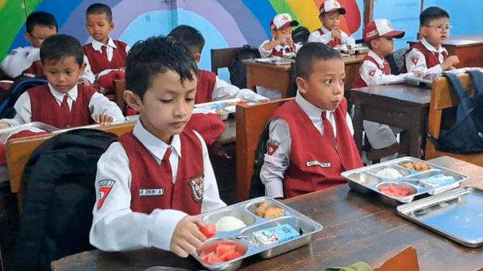 Siswa SDN 1 Panggungrejo menerima makanan bergizi gratis (MBG) dari SPPG Kepanjen, Senin (6/1/2025)
