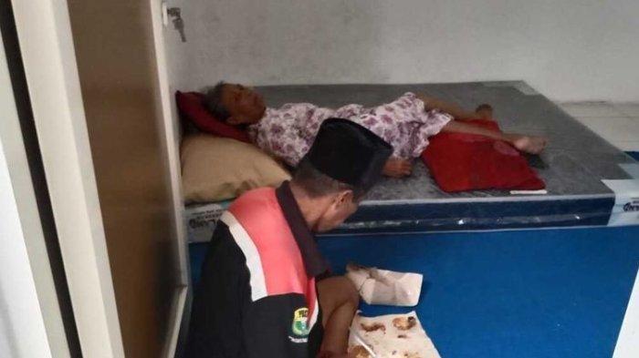 MH dan MF, pasangan suami istri asal Jalan Halim Perdana Kusuma, Kelurahan Tonjung, Kabupaten Bangkalan, hidup terlunta-lunta setelah hartanya habis karena dijual oleh anak tirinya yang sering berurusan dengan hukum. Keduanya ditampung di rumah singgah pada Selasa (21/11/2023) dan dipindahkan ke rumah kos pada Selasa (28/11/2023) oleh Dinsos Bangkalan.