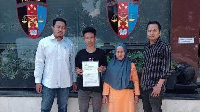 MH didampingi pengacara dan putranya melaporka 2 penyidik ke Propam Polda Jatim