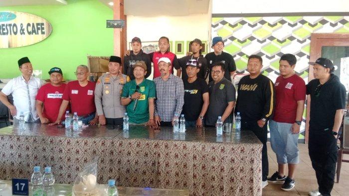 Perwakilan suporter Madura United dan Persebaya, juga dihadiri manajemen Madura United saat melakukan pertemuan di Madura.