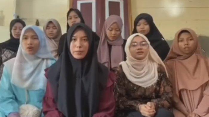 Mahasiswa UNP yang terdiri dari 9 orang wanita minta maaf