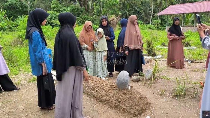  Makam Nia gadis penjual gorengan didatangi para peziarah, Selasa (8/10/2024). (YouTube Jajak Palala)