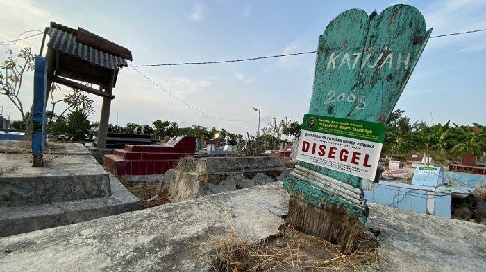 Makam-makam di TPU Ketepeng Reges di Desa Panyindangan Kulon, Kecamatan Sindang, Kabupaten Indramayu ditempeli stiker segel, Senin (14/10/2024)