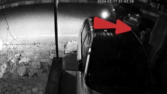 Maling pakaian dalam di Ponorogo terekam kamera CCTV viral. Video yang beredar dengan durasi 1 menit 4 detik. Dalam video tersebut terlihat detik-detik pencurian pkaian dalam di Jalan Ahmad Yani, Kelurahan Kepatihan, Kecamatan/Kabupaten Ponorogo.