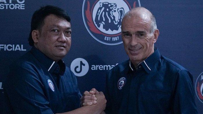 Manajer Arema FC Wiebie Dwi Andriyas bersama pelatih baru Fernando Valente.