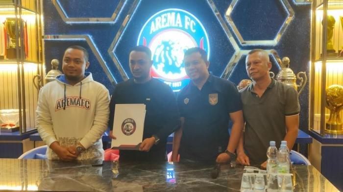 Dari kiri-kanan: Manajer Bisnis Arema FC Munif Bagaskara Wakid dengan CEO ARG Soccer Field, Rizal Ghoniem, usai menandatangani perjanjian kerja sama terkait lapangan latihan resmi Arema FC di Kandang Singa, Rabu (17/1/2024).