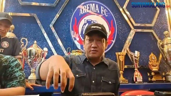 Manajer Tim Arema FC, Wiebie Dwi Andriyas saat memberi keterangan pada media, Selasa (31/1/2023) 