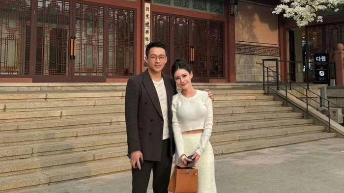 Mantan suami Barbie Hsu, Wang Xiaofei dan istri barunya, influencer Mandy Ma, yang usianya 18 tahun lebih muda. Mereka akan menggelar pesta pernikahan pada Mei 2025 mendatang.