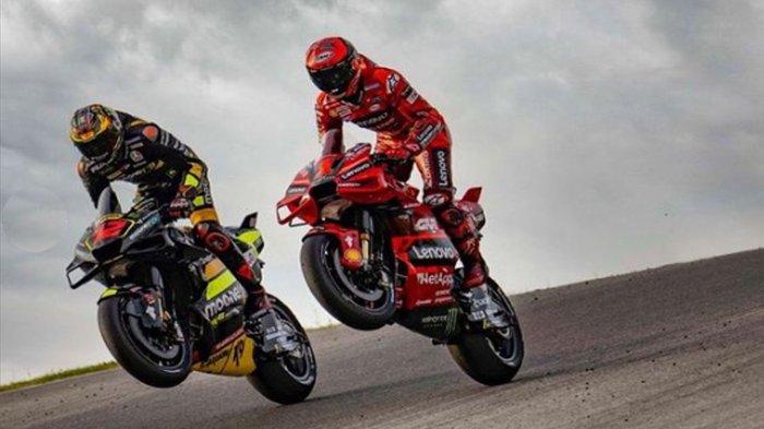 Marco Bezzecchi dan Francesco Bagnaia. Duo murid Valentino Rossi ini bersaing di papan atas klasemen pembalap MotoGP 2023. 