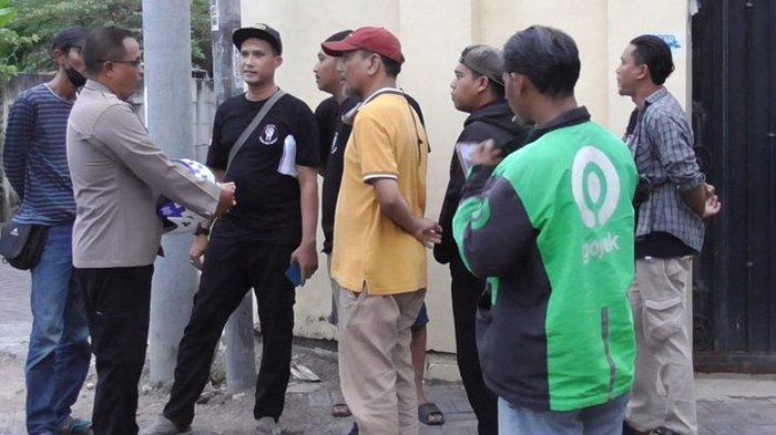 Massa saat geruduk rumah Via Vallen di Sidoarjo, Senin 22 April 2024