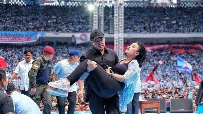 Mayor Teddy gendong wanita pingsan di kampanye Prabowo-Gibran