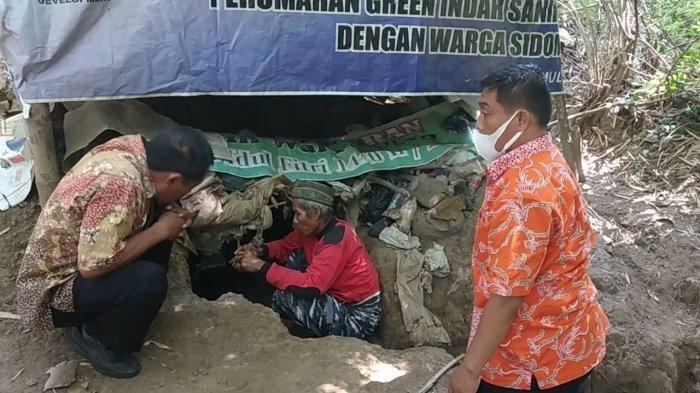 Mbah Nyoto (80), dievakuasi petugas gabungan Dinas Sosial Kabupaten Madiun usai keluar dari lubang