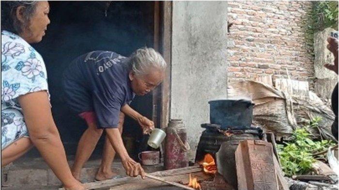 Mbah Semi (90), hidup sebatang kara di rumah bantuan RTLH. Ia mengaku harus utang beras untuk makan karena tdak terdaftar sebagai penerima raskin program pemerintah pusat.