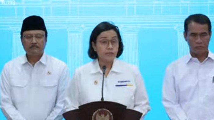 Menteri Keuangan Sri Mulyani Indrawati didampingi Menteri Pertanian Amran Sulaiman dan Menteri Sosial Saifullah Yusuf saat memberikan keterangan pers pengumuman paket stimulus ekonomi untuk masyarakat di Kantor Presiden, Jakarta, Senin (2/6/2025).(Dok. Sekretariat Presiden )