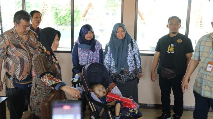 Menteri Sosial Tri Rismaharini, menengok bayi penderita Hidrosefalus Elvano Kanzie (4), asal Dusun Pohjenggel, Desa Katikan Kecamatan Kedunggalar, Kabupaten Ngawi, Minggu (3/12/2023).