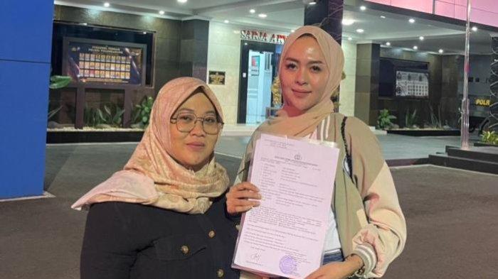 Meylisa Zaara (kanan) bersama pengacaranya, Fitri Ernawati, usai melapor ke Polres Tulungagung.