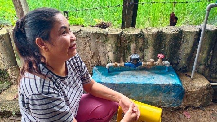 Mina warga Kampung Siloro, Desa Mangilu, Pangkep, Sulawesi Selatan aliran air ke rumahnya diputus