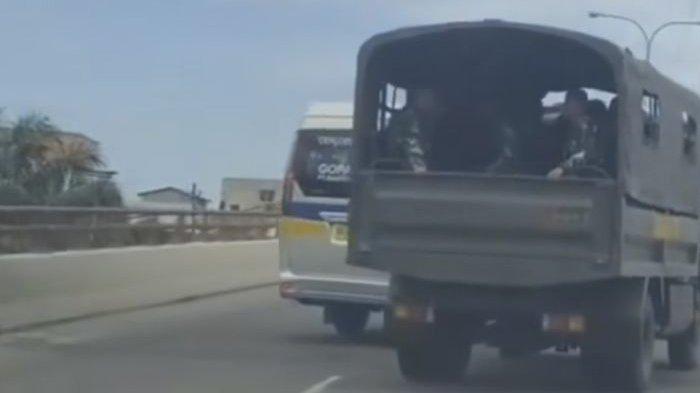 Minibus mengadang truk rombongan TNI