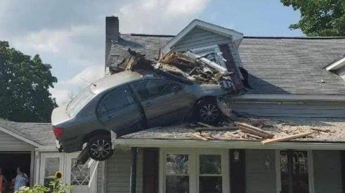 Mobil Corolla menabrak lantai 2 sebuah rumah di Decatur Township, Pennsylvania, Amerika Serikat, Minggu (6/8/2023). (NEW YORK POST)