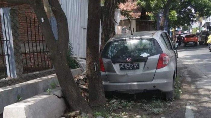 Mobil Honda Jazz yang terparkir di Jalan Medoho, Kota Semarang selama setahun