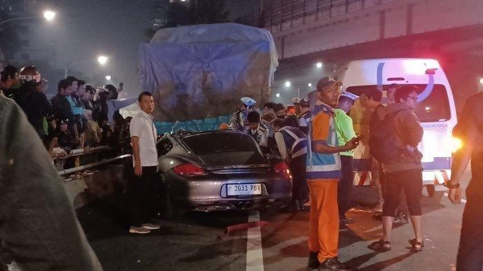 Mobil Porsche Cayman yang menyeruduk pantat truk di dekat Exit Tol Kuningan 2 Tol Dalam Kota Jakarta, Rabu (19/6/2024) sekitar pukul 01:40 WIB (kolase: kompas.com-samsat)